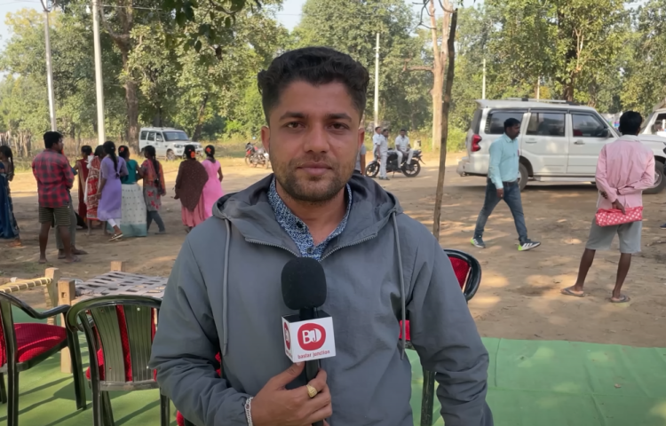 Freelance Indian reporter Mukesh Chandrakar speaking on his YouTube channel Bastar Junction.