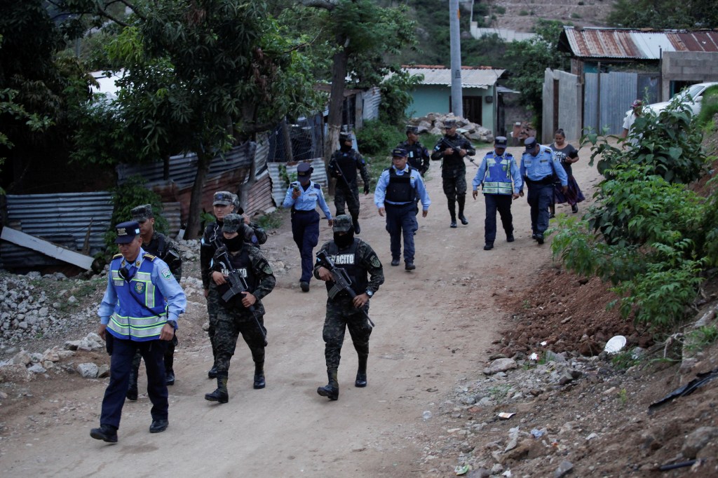 Honduran security forces patrol the Villa Nueva neighborhood, as part of a slate of new measures intended to crack down on armed gangs, in Tegucigalpa, Honduras June 25, 2024. REUTERS/Fredy Rodriguez