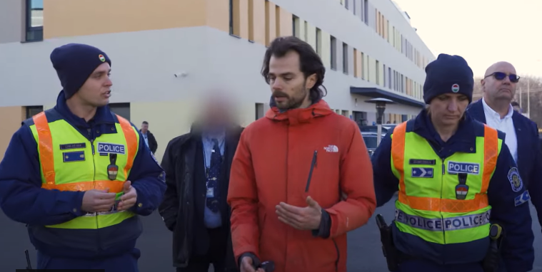 Hungarian police forcibly remove Telex reporter Dániel Simor from outside a film studio in Fót on January 30 where he and colleague Noémi Gombos were waiting to ask the prime minister a question.