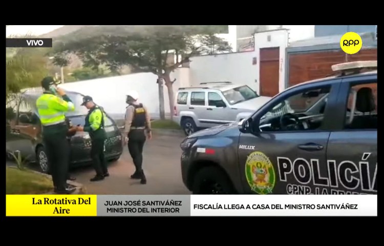 Police gather outside the home of Peru’s interior minister on March 3, the same day President Dina Boluarte accused a local TV program of ‘false news.’ (Screenshot: RPP Noticias)