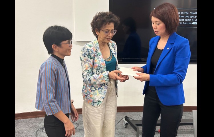 CPJ's Lih Yi Beh hands a letter written by Frenchie Mae Cumpio, which she carried from the journalist's prison in the Philippines, to U.N. special envoy Irene Khan in Geneva on June 24, 2025.