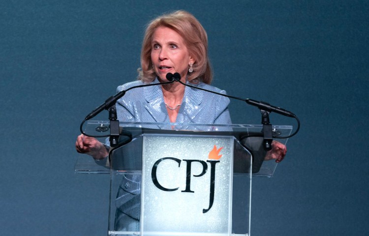 Paramount Global chair Shari Redstone speaks at CPJ's International Press Freedom Awards ceremony in 2022. (Photo: Barbara Nitke/CPJ)