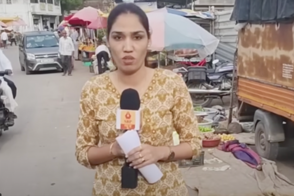 Journalist Sneha Barve was attacked while reporting on alleged illegal construction in Pune, Maharashtra, on July 4, 2025. (Screenshot: Samarth Bharat Pariwar/YouTube)